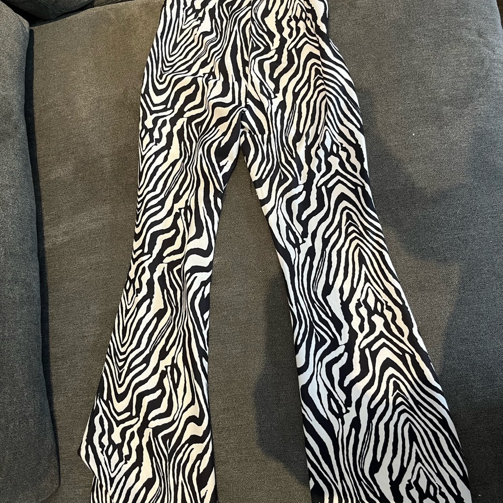 Shein zebra flare black and white pants size xs with side zipper, new